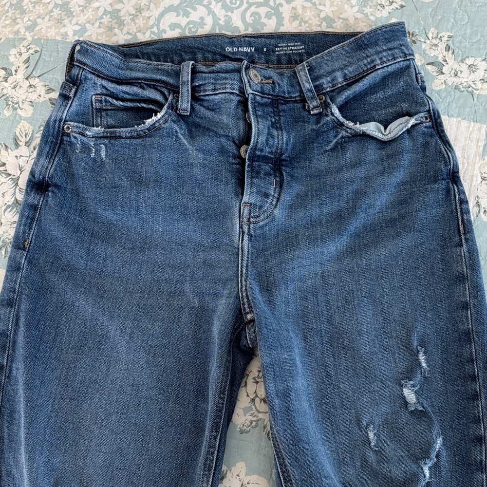 OLD NAVY SKY-HI STRAIGHT DISTRESSED JEANS in Size 6